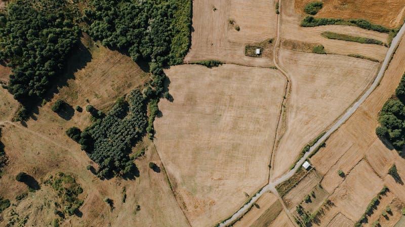 Choisir son terrain en Normandie : 10 critères essentiels